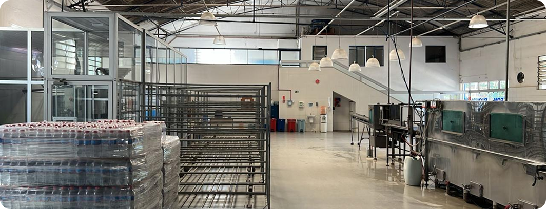 Parte interna da linha de produção -  Cabines de envase com tecnologia e controle total de qualidade