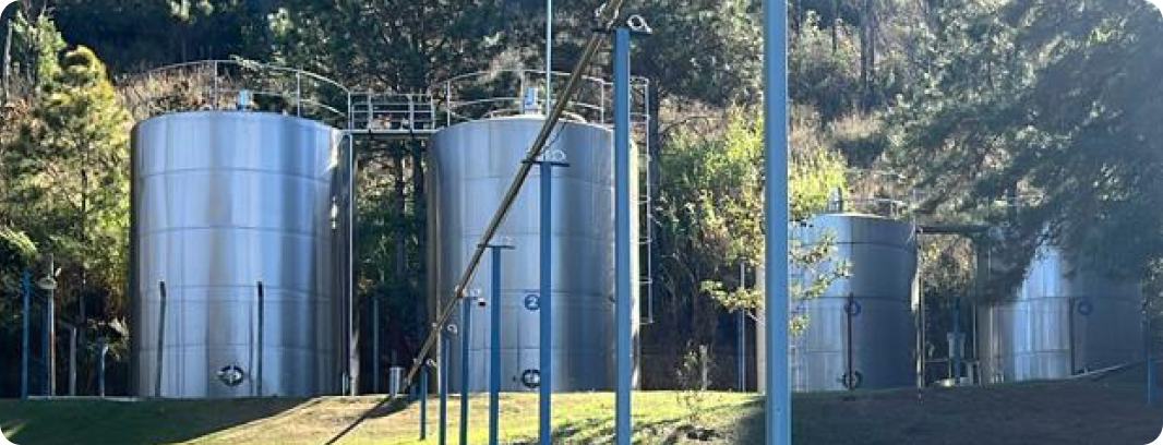 O ChatGPT disse:  Tanques de armazenamento em inox: dois com capacidade de 120 mil litros e dois com 70 mil litros cada.